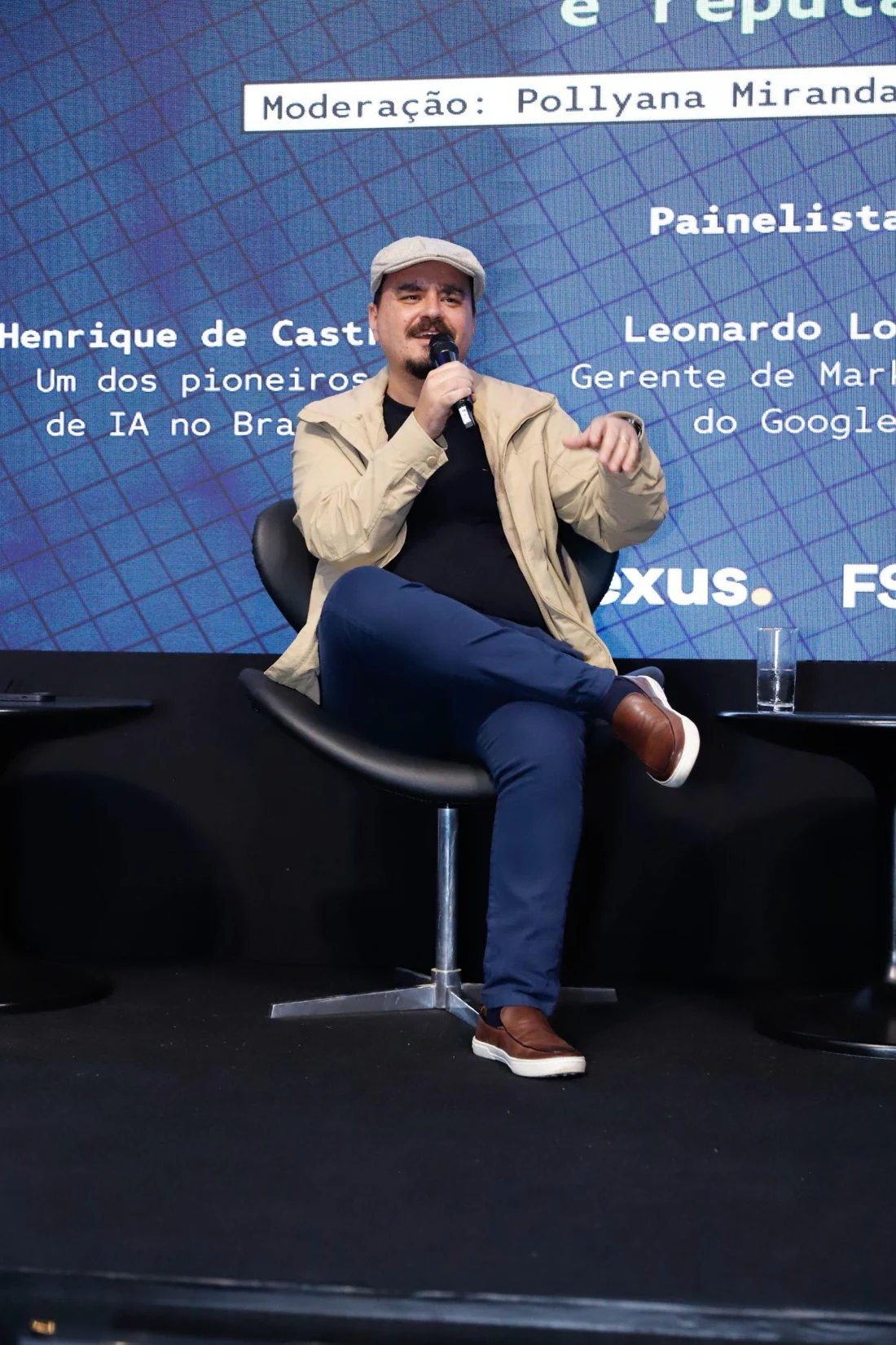 Henrique de Castro participando de um painel sobre tecnologia e negócios