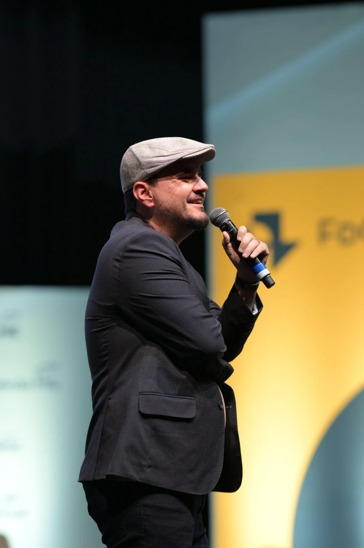 Henrique de Castro no palco, falando ao microfone
